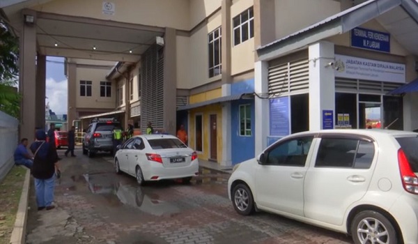 Kenderaan beratur menunggu giliran di Terminal Feri Kenderaan Labuan/ Foto RTM